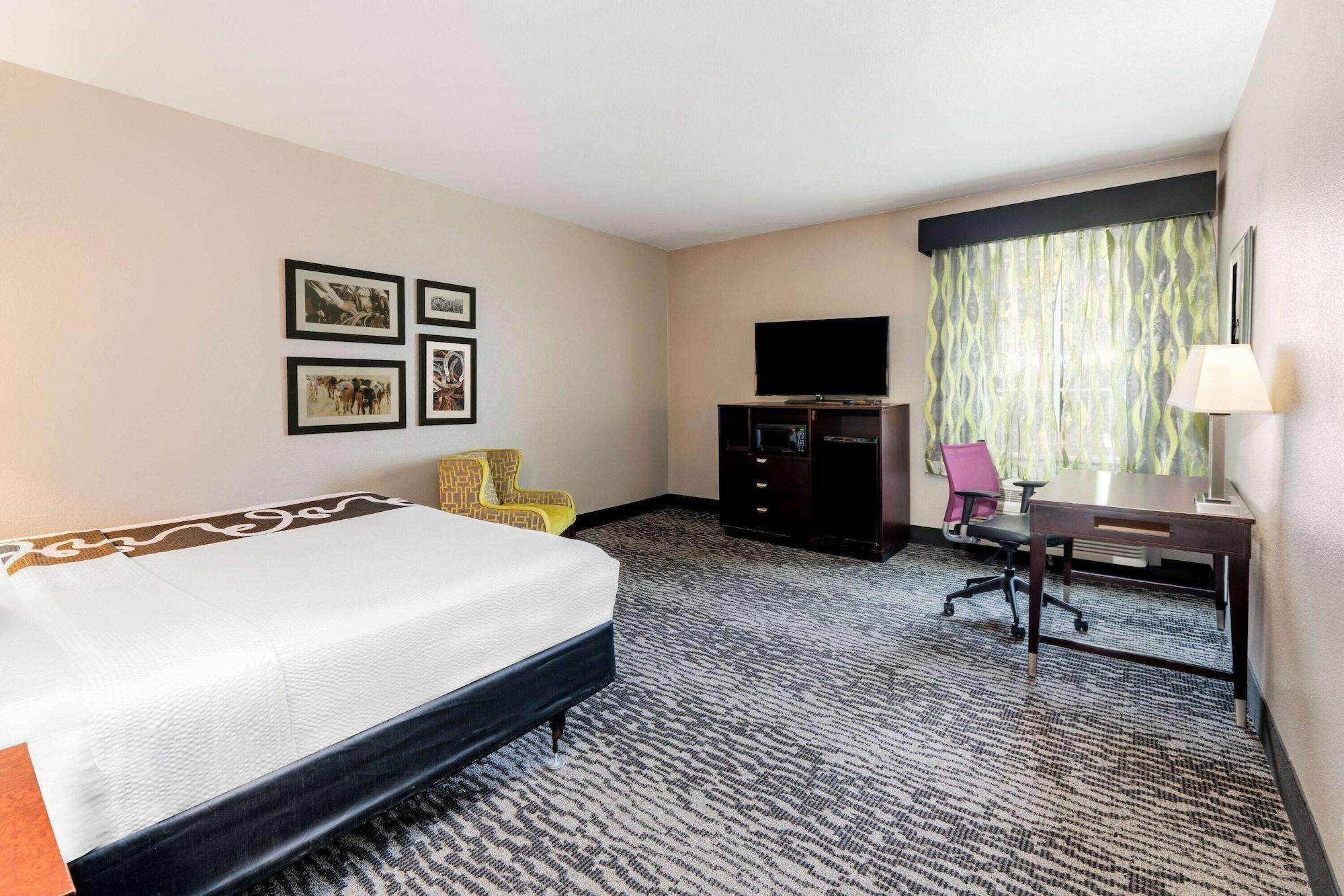 La Quinta By Wyndham Dfw Airport West - Bedford Hotel Exterior photo