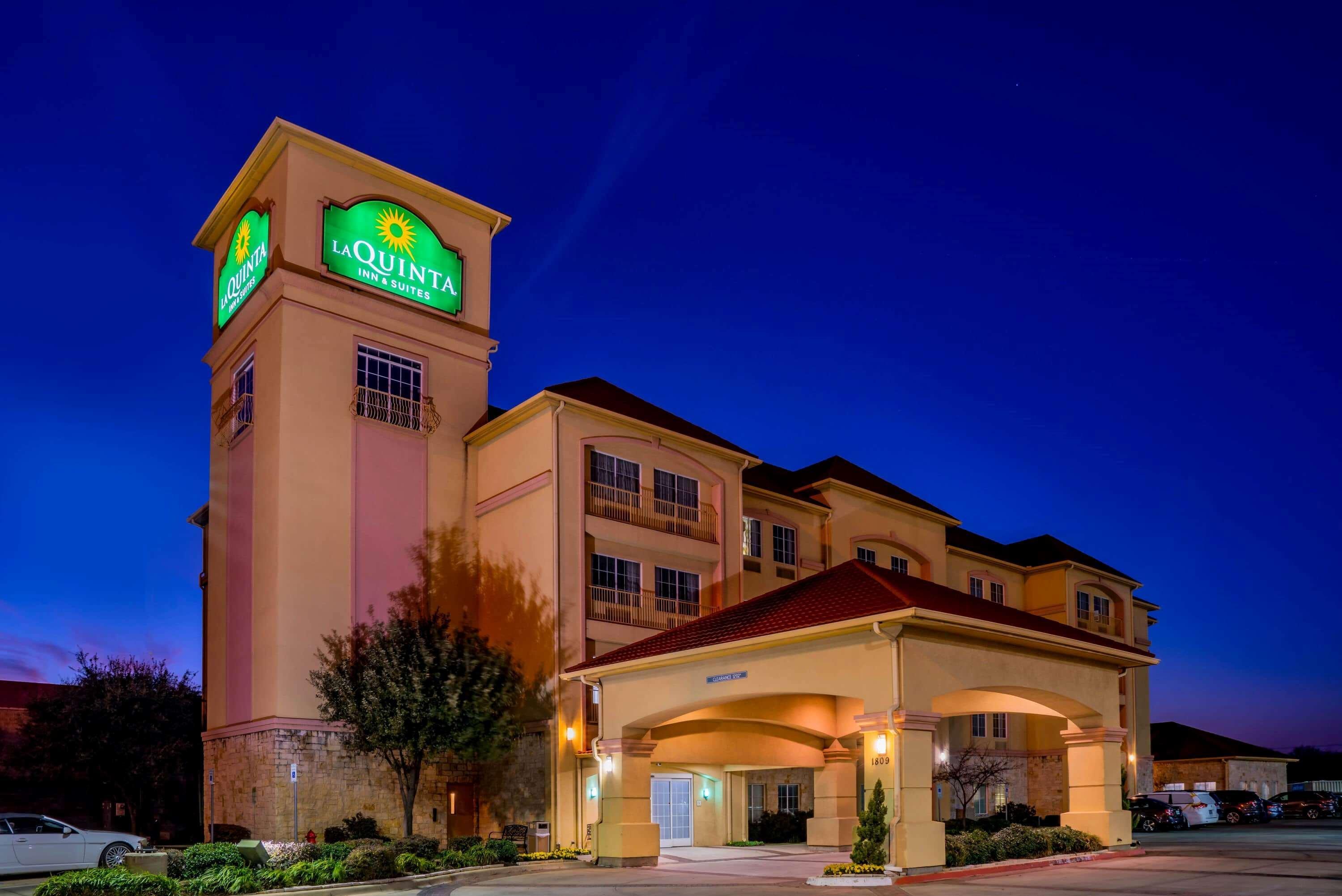 La Quinta By Wyndham Dfw Airport West - Bedford Hotel Exterior photo