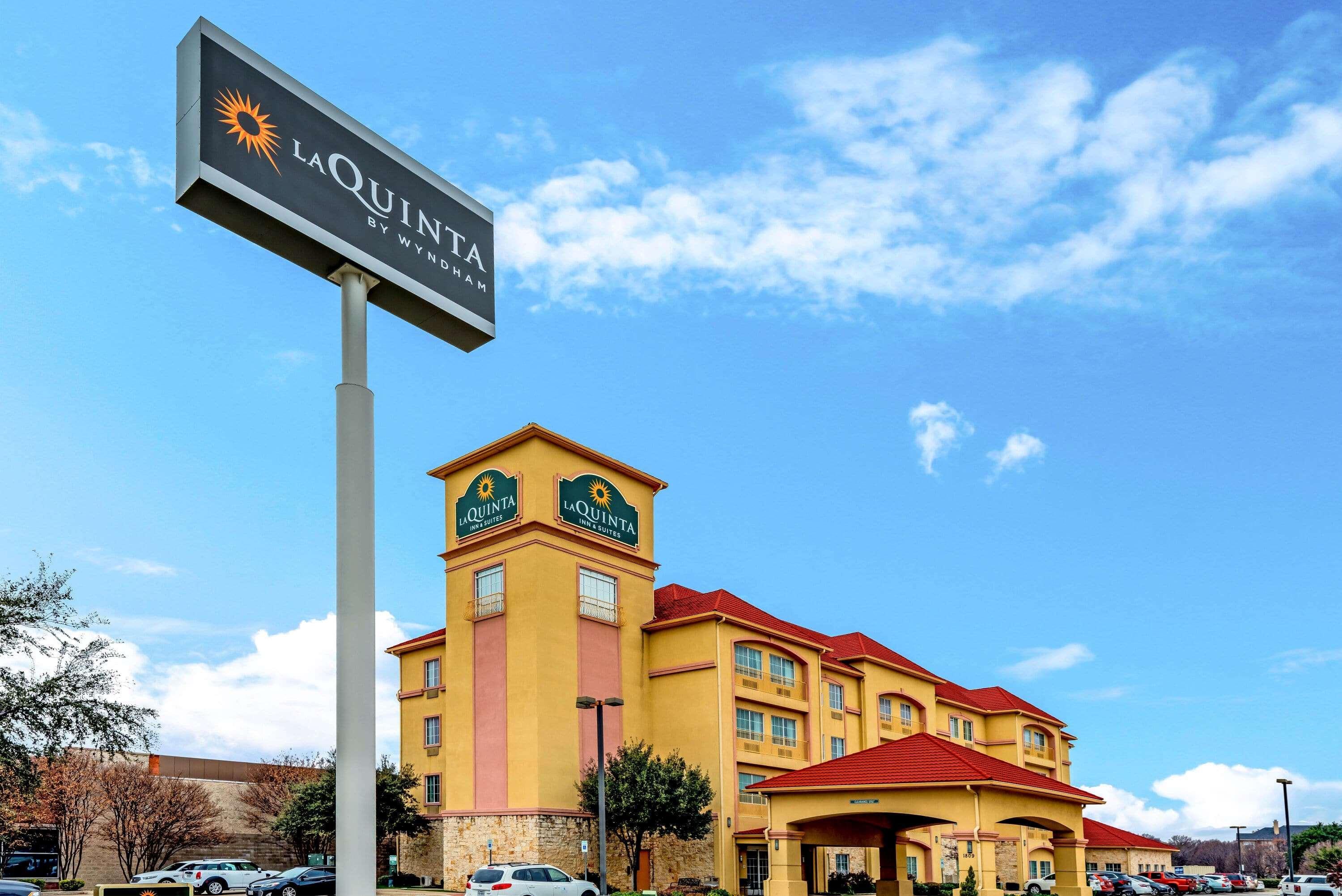 La Quinta By Wyndham Dfw Airport West - Bedford Hotel Exterior photo