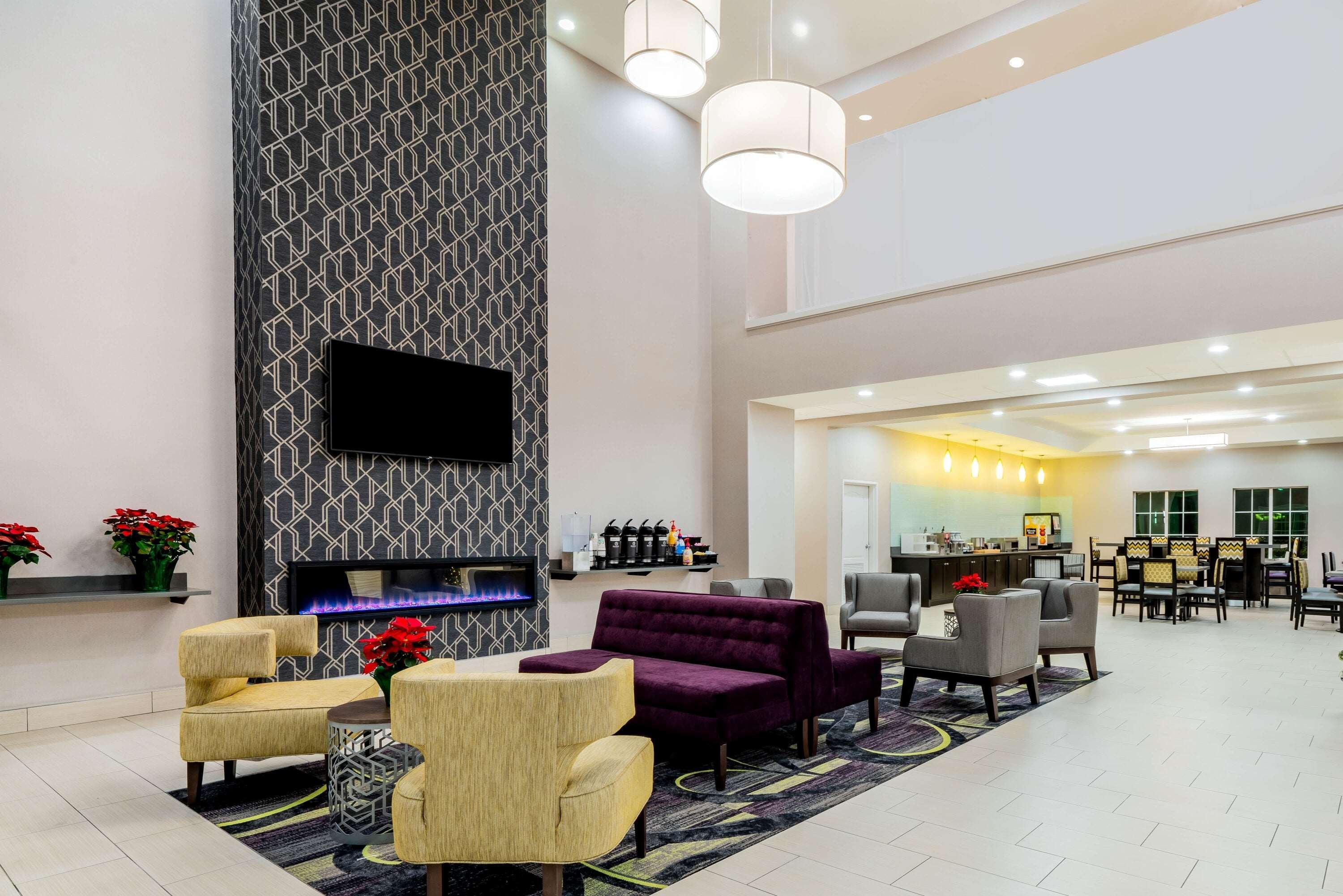 La Quinta By Wyndham Dfw Airport West - Bedford Hotel Exterior photo
